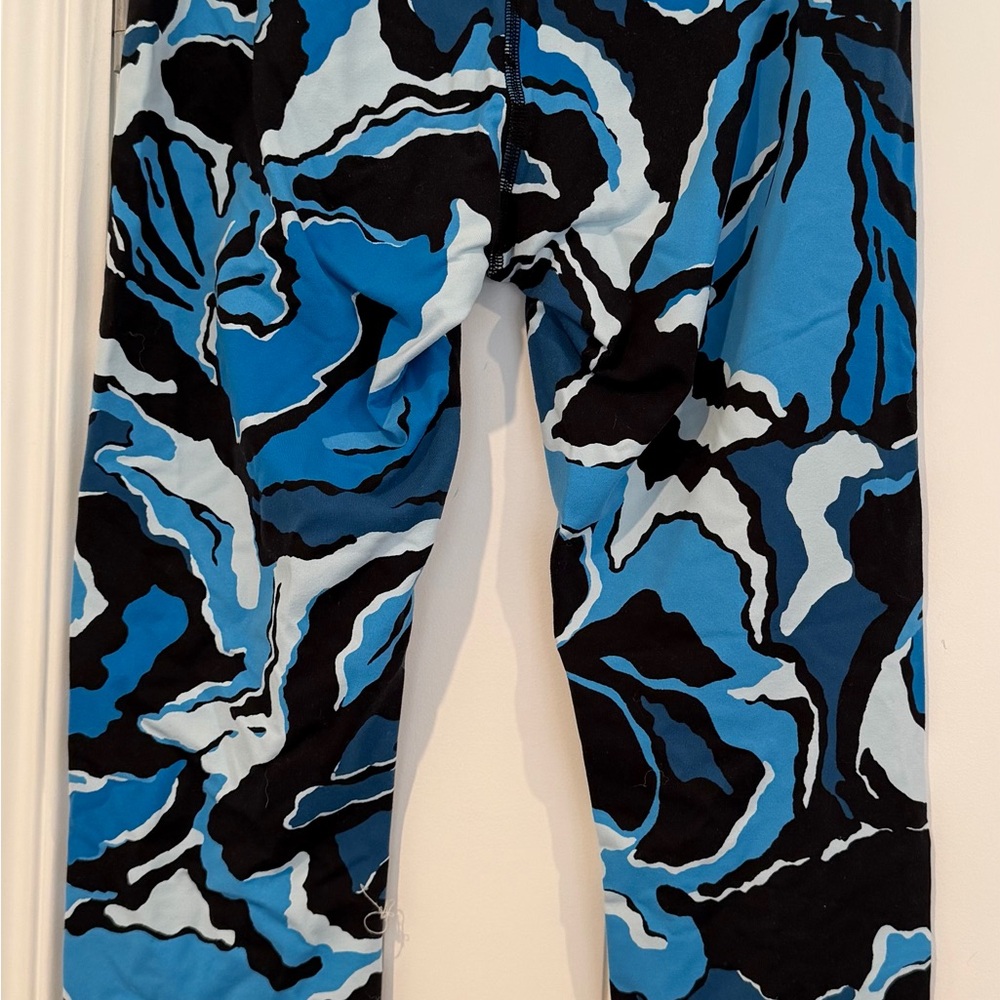This is a Lululemon Wunder Under Pant (Hi-Rise)